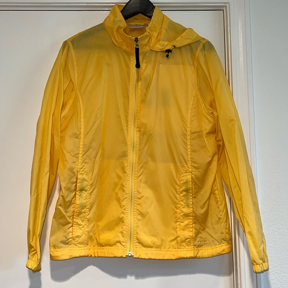 L.L. Bean Yellow Packable Windbreaker Raincoat with stow-able hood size medium
